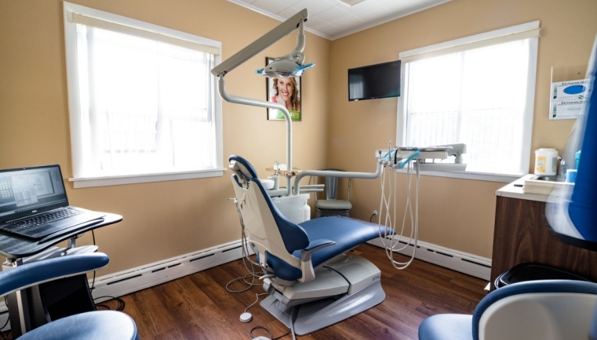 Dental treatment room with faded yellow walls